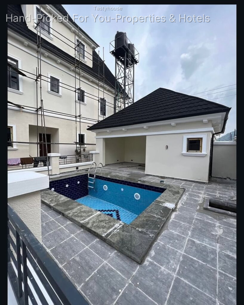 8Bedroom. 4 Living Room. 2 room Bq