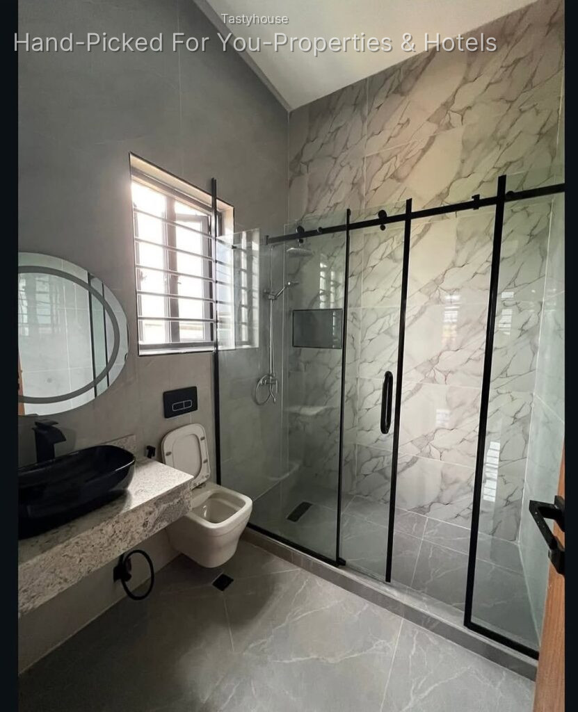 8Bedroom. 4 Living Room. 2 room Bq