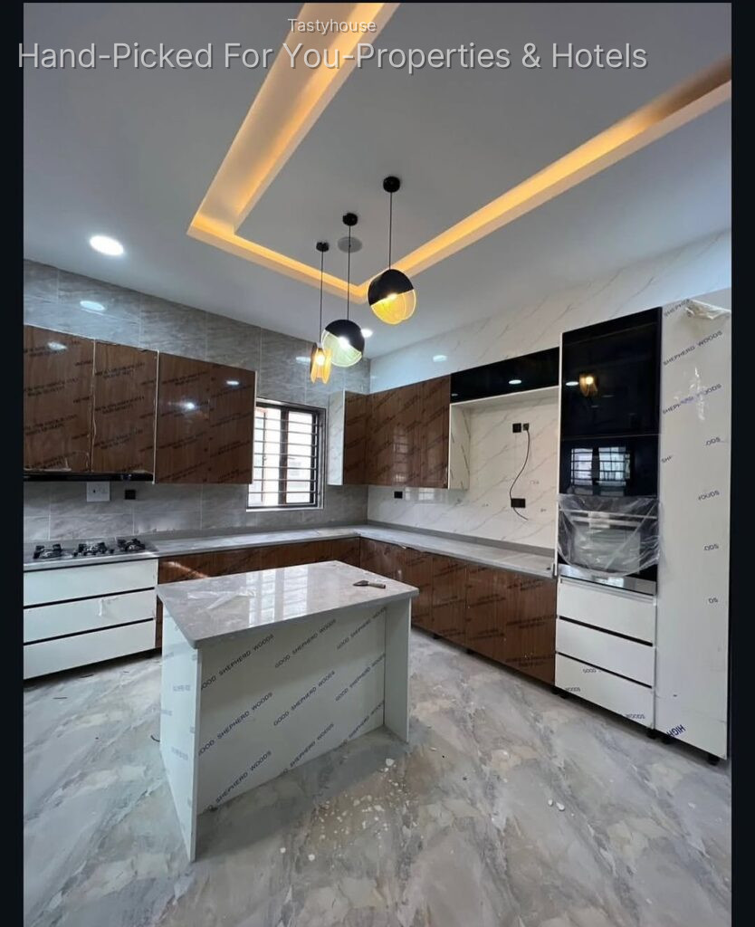 8Bedroom. 4 Living Room. 2 room Bq