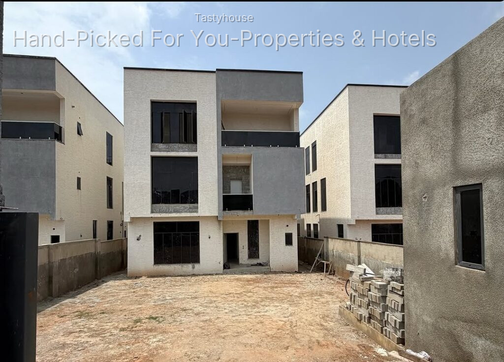 5 BEDROOM DETACHED DUPLEX WITH BQ