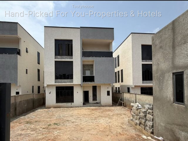 5 BEDROOM DETACHED DUPLEX WITH BQ