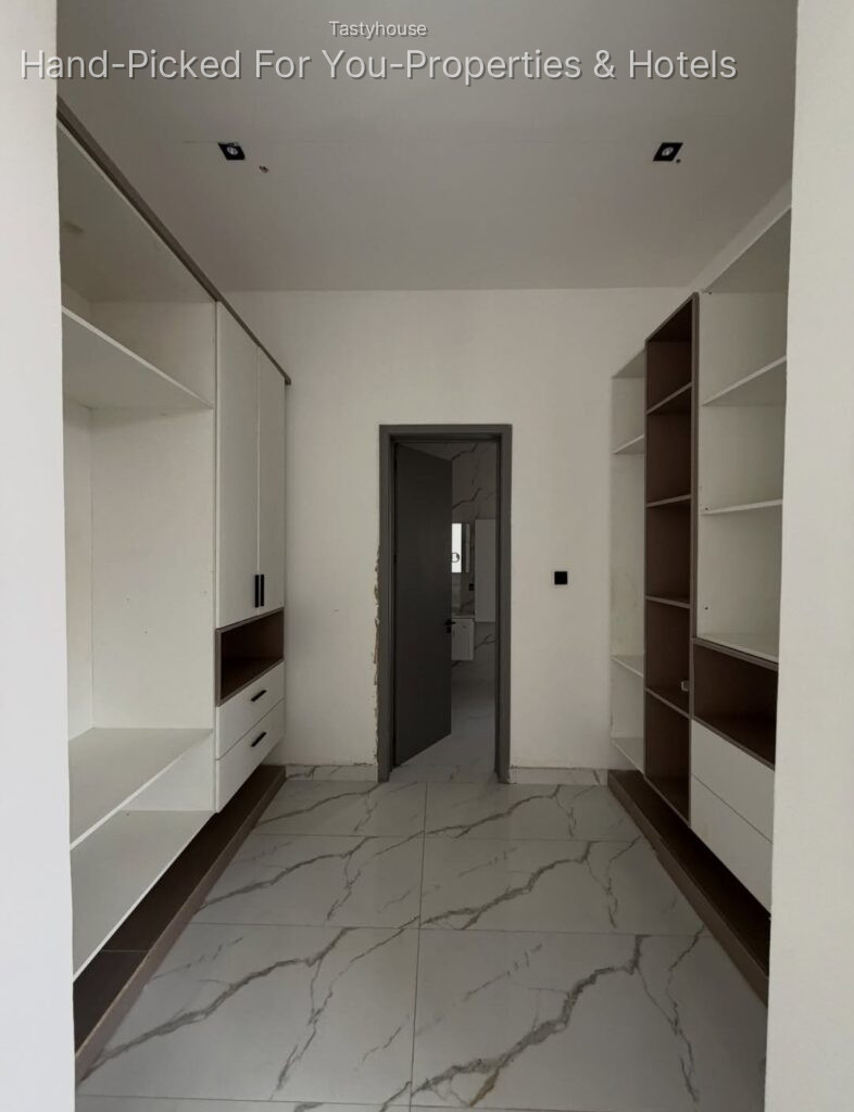 5 BEDROOM DETACHED DUPLEX WITH BQ