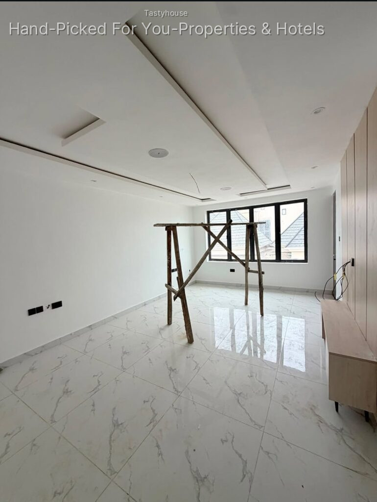 5Bedroom Penthouse Terrace Duplex with Bq