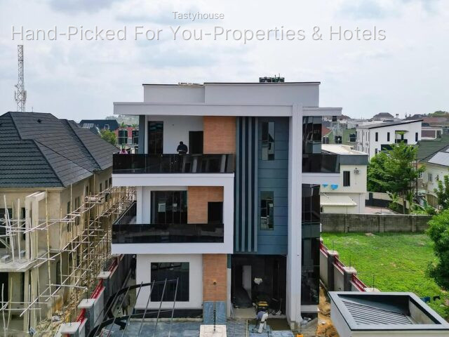 6 Bedroom Fully Detached Duplex