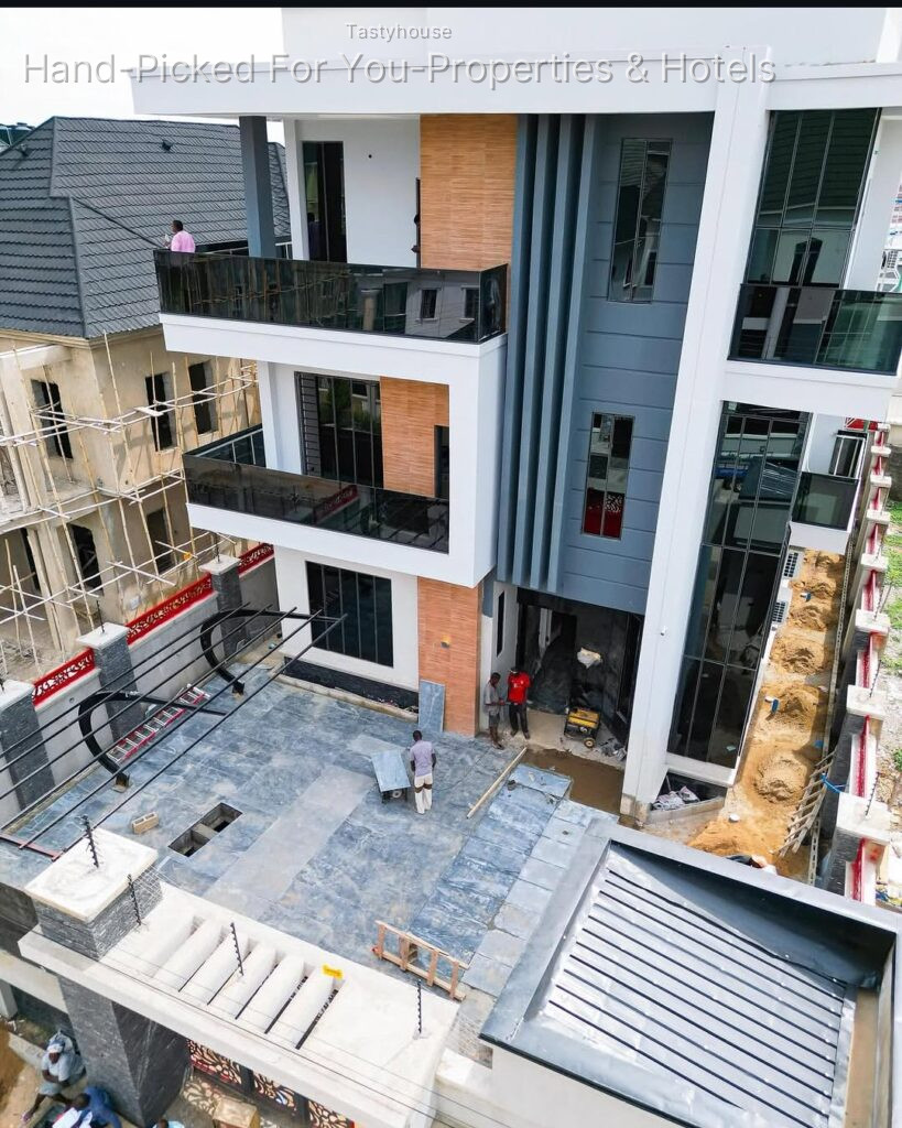 6 Bedroom Fully Detached Duplex