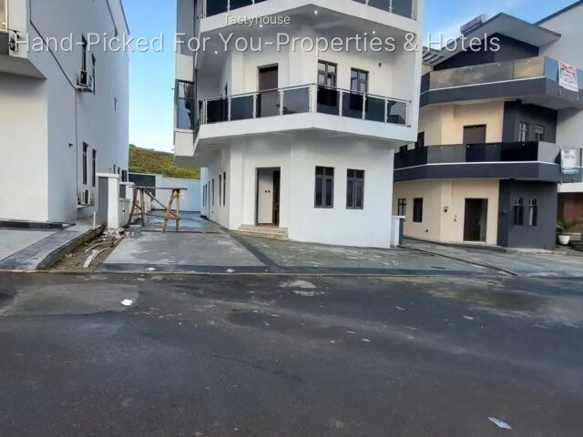 Newly built luxury 4 bedrooms detached duplex