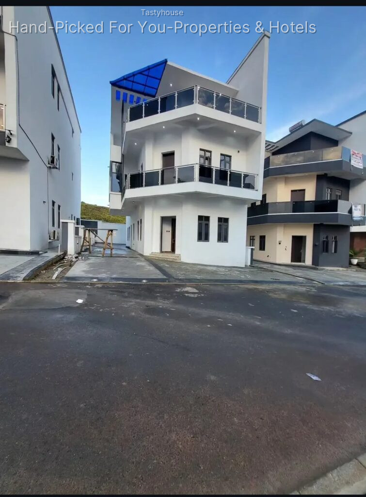Newly built luxury 4 bedrooms detached duplex