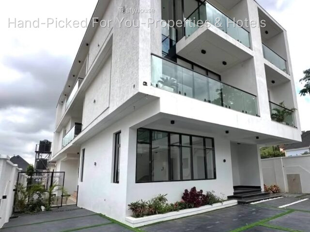 Newly Built 5 Bedroom Detached Duplex with BQ and a Swimming Pool (Smart Home)