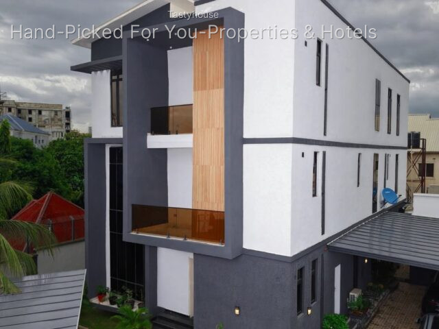 6 bedroom detached duplex + BQ