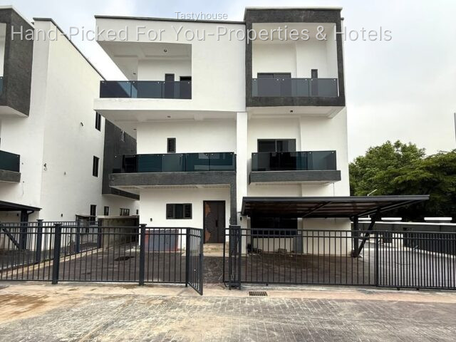 6 Bedroom detached duplex