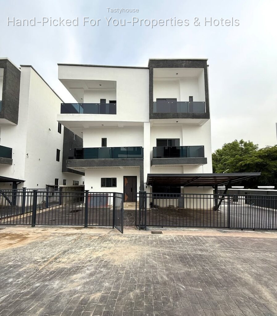 6 Bedroom detached duplex