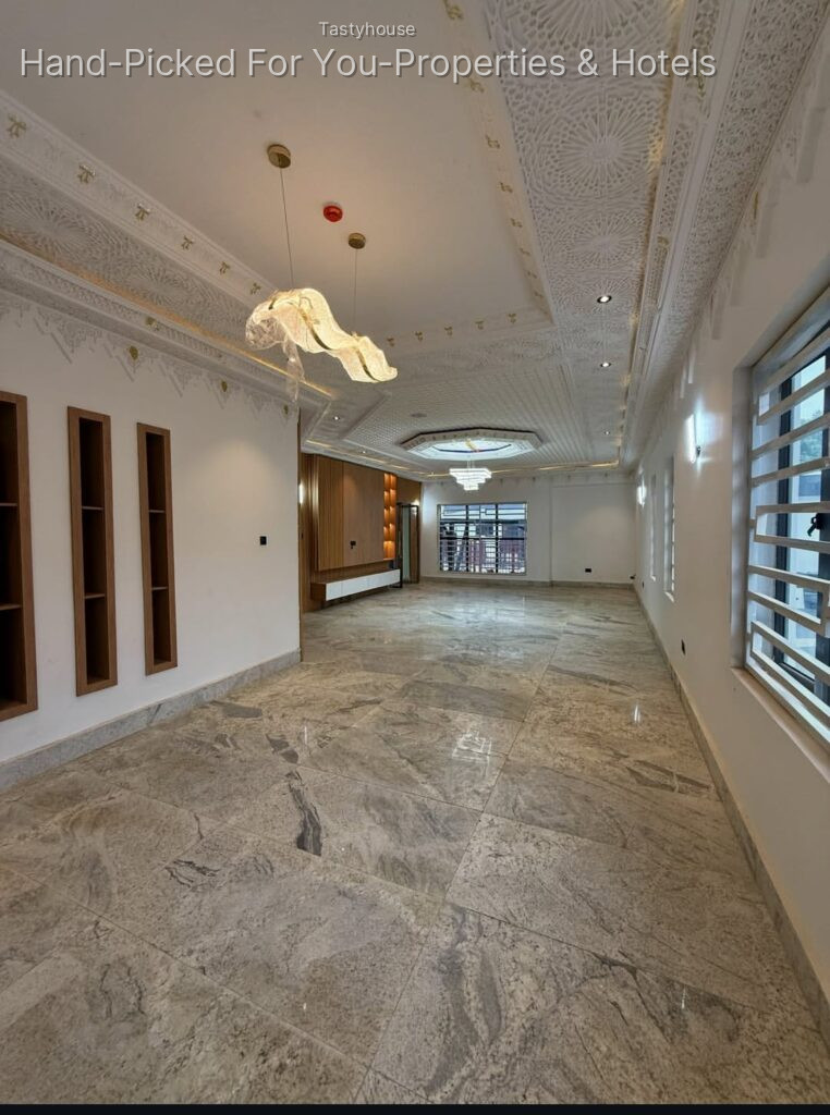 6 Bedroom detached duplex