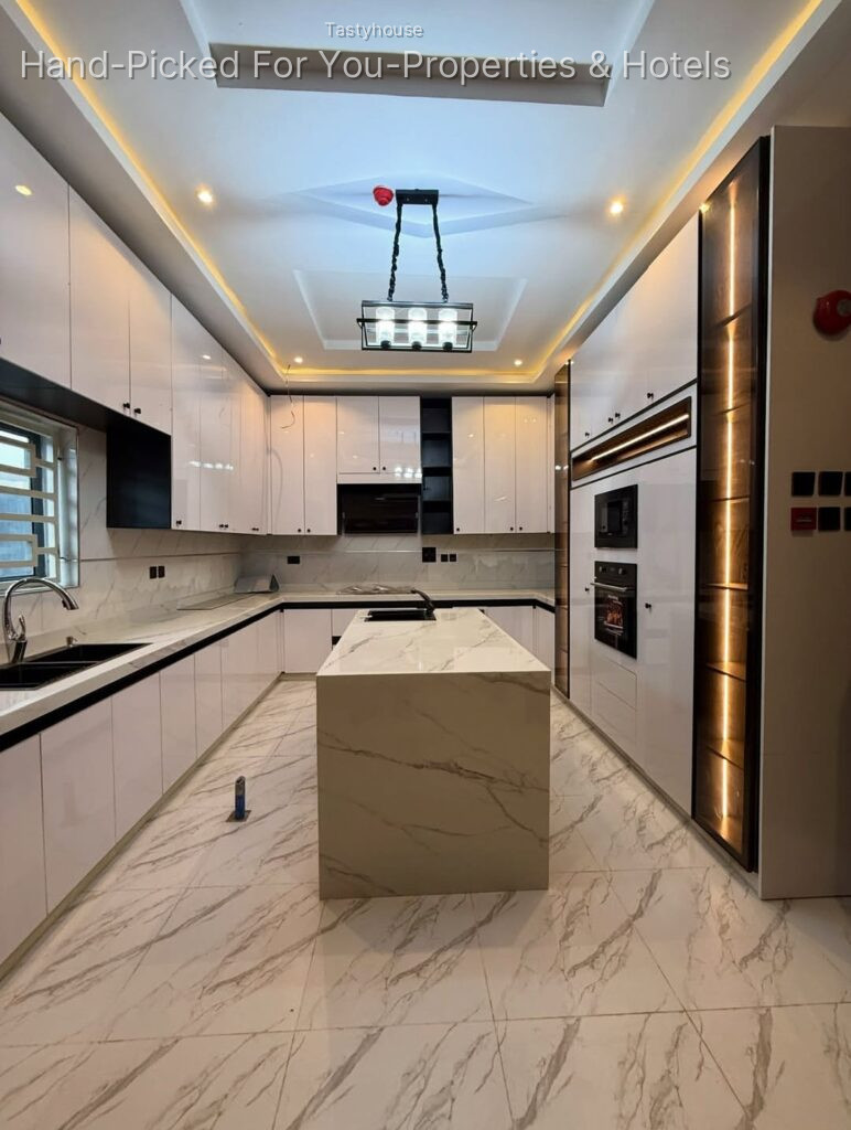 6 Bedroom detached duplex