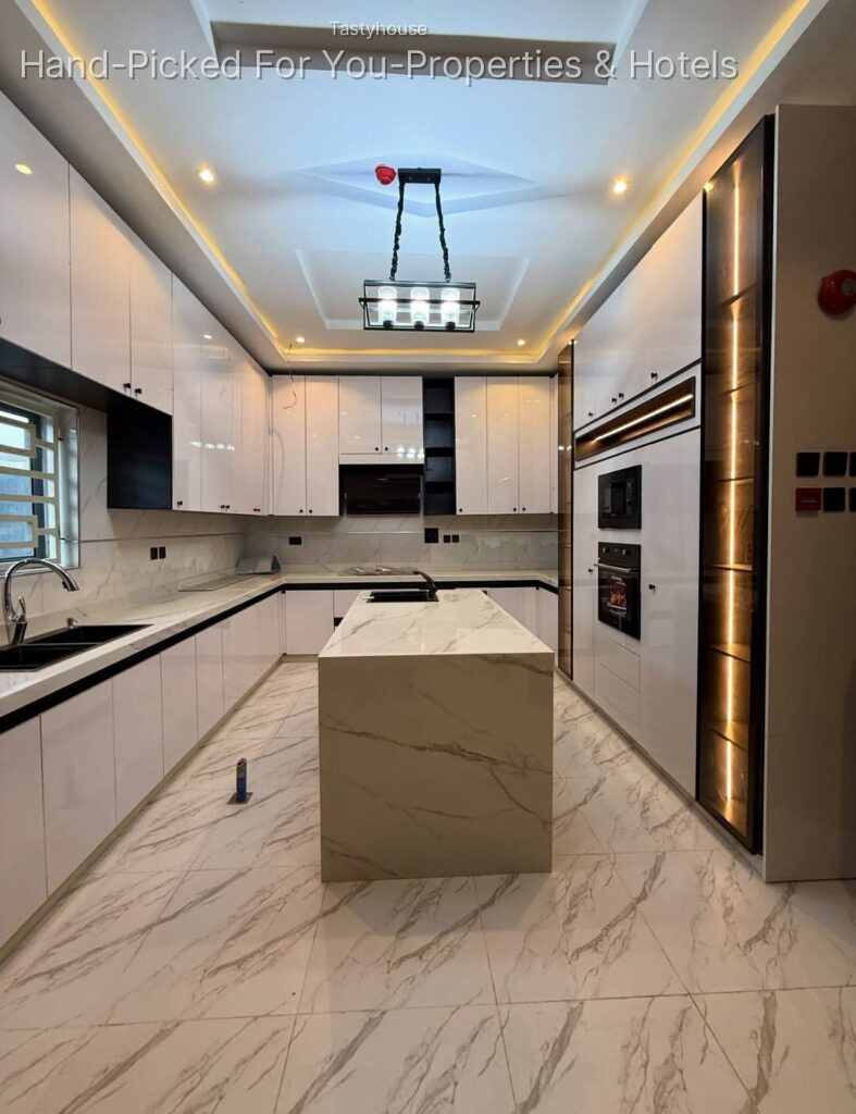 6 Bedroom detached duplex