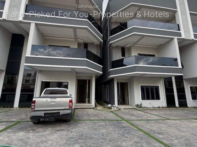 prol 4 BEDROOMS SEMI DETACHED DUPLEX WITH A ROOM BQ