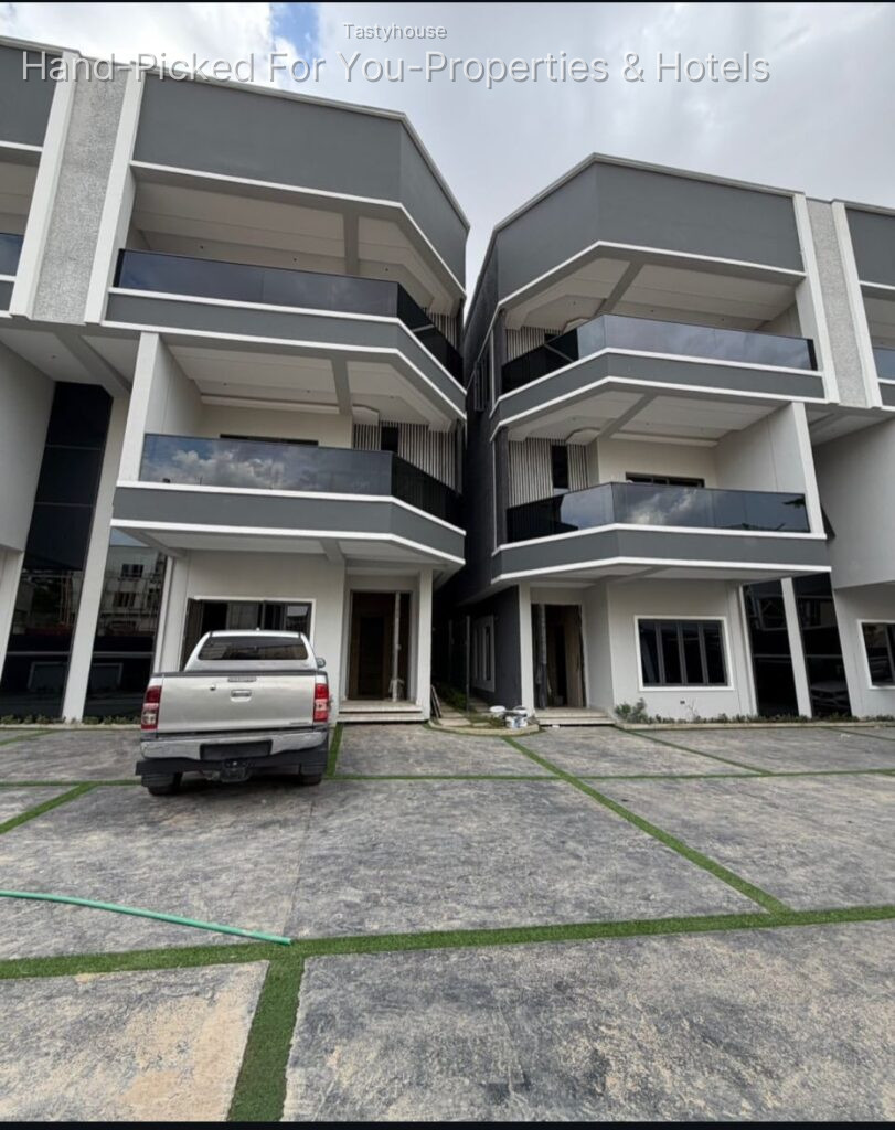 prol 4 BEDROOMS SEMI DETACHED DUPLEX WITH A ROOM BQ