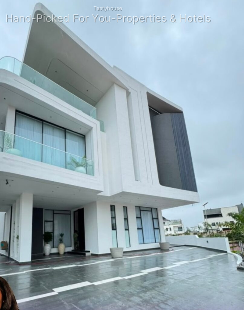 5 BEDROOM FULLY DETACHED DUPLEX WITH BQ