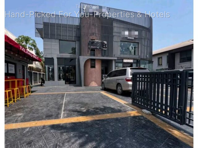 MASSIVE COMMERCIAL SPACE