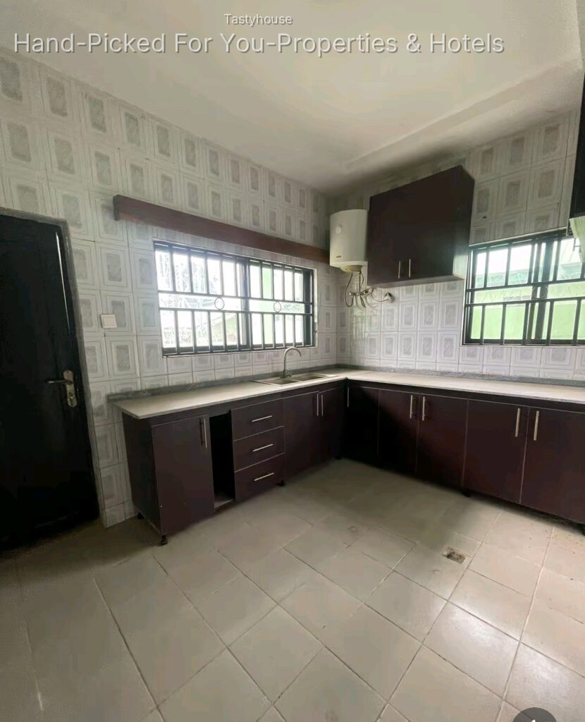5bedroom fully detached