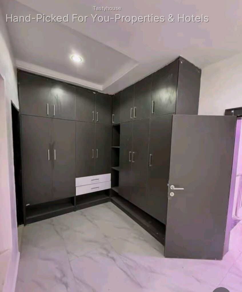 spacious 4 bedroom duplex with bq