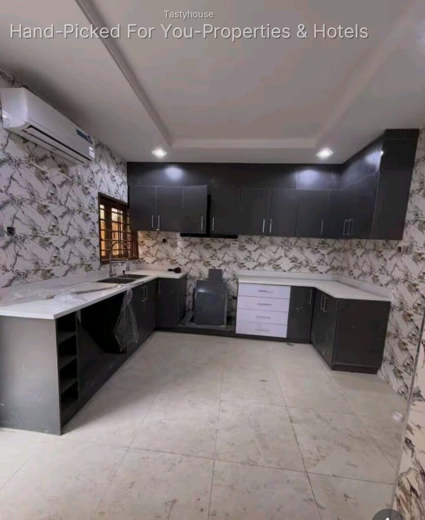 spacious 4 bedroom duplex with bq