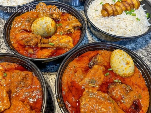 White rice and chicken stew with plantain