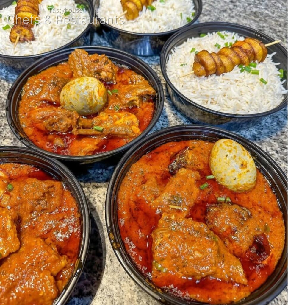 White rice and chicken stew with plantain