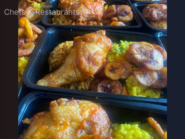 Jollof/fried + plantain (chicken)