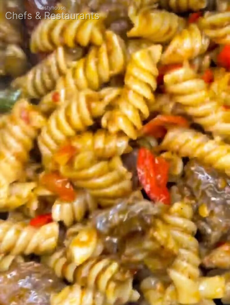 beef and pepper fusilli pasta dish