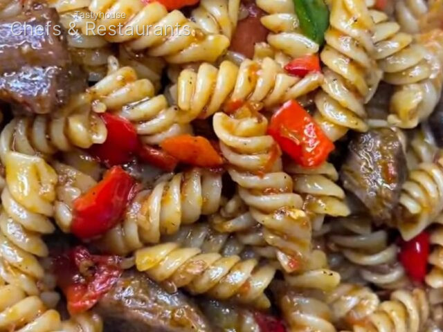 beef and pepper fusilli pasta dish