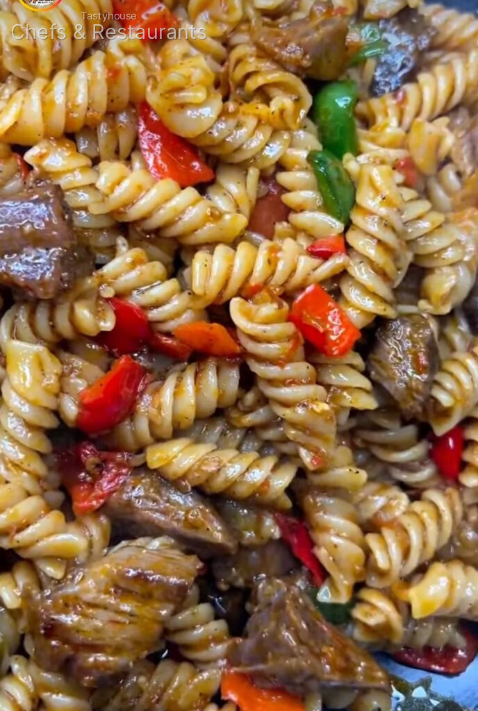 beef and pepper fusilli pasta dish