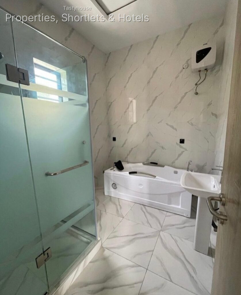5 bed fully detached duplex with BQ