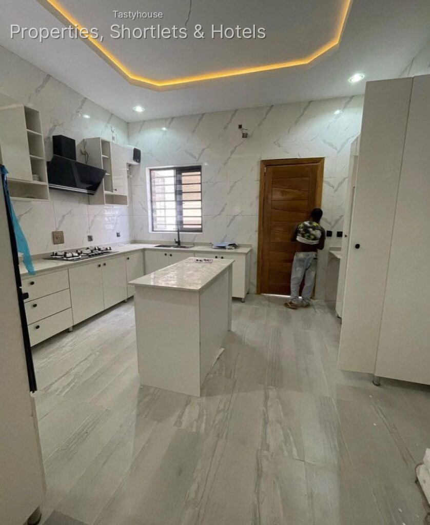 5 bed fully detached duplex with BQ