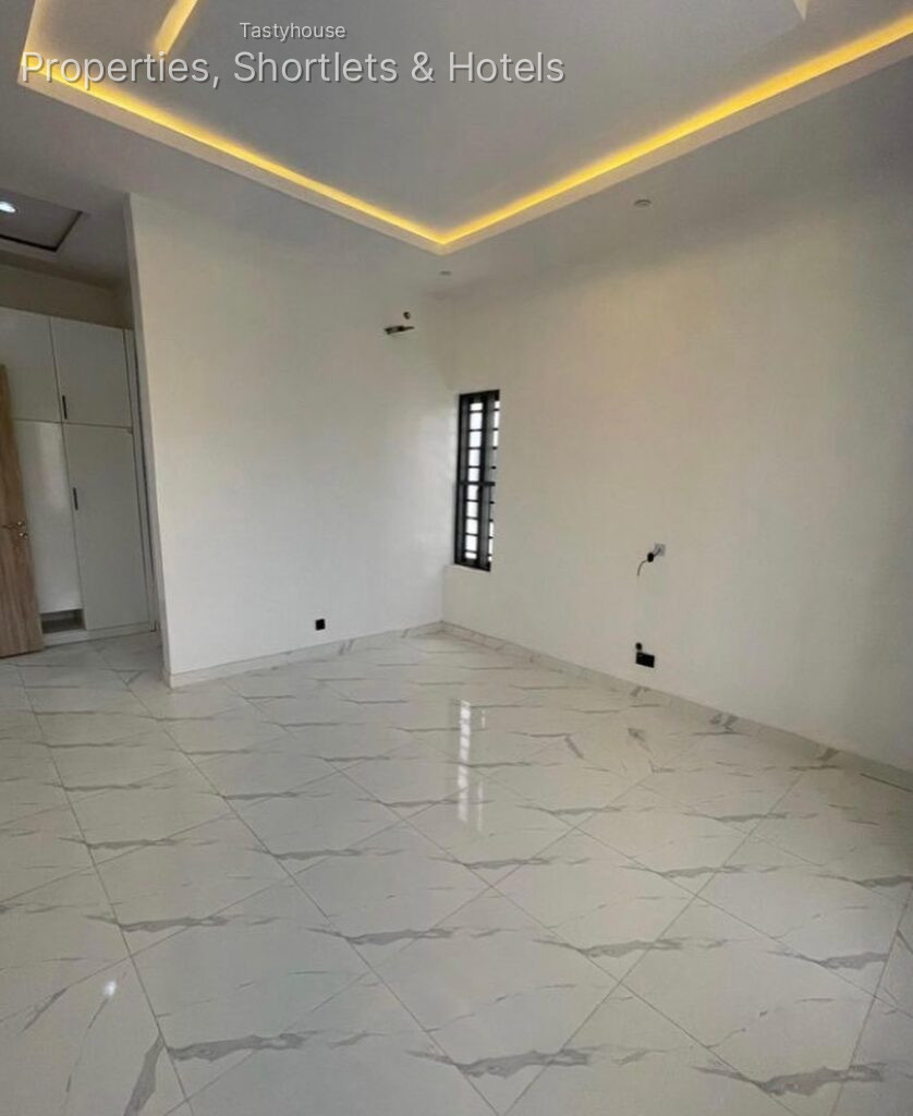 5 bed fully detached duplex with BQ