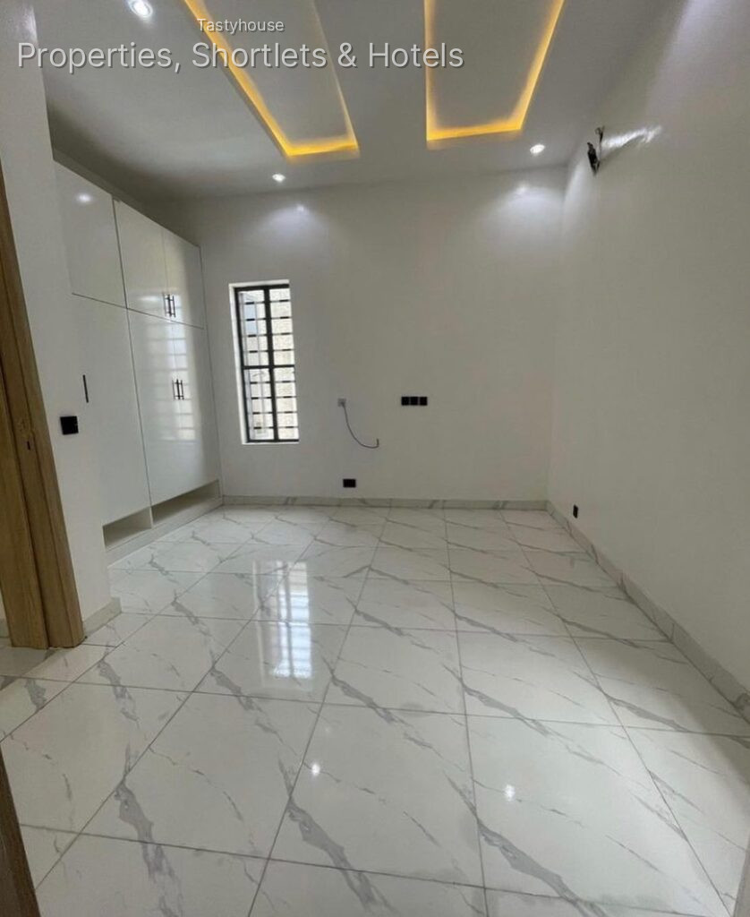 5 bed fully detached duplex with BQ