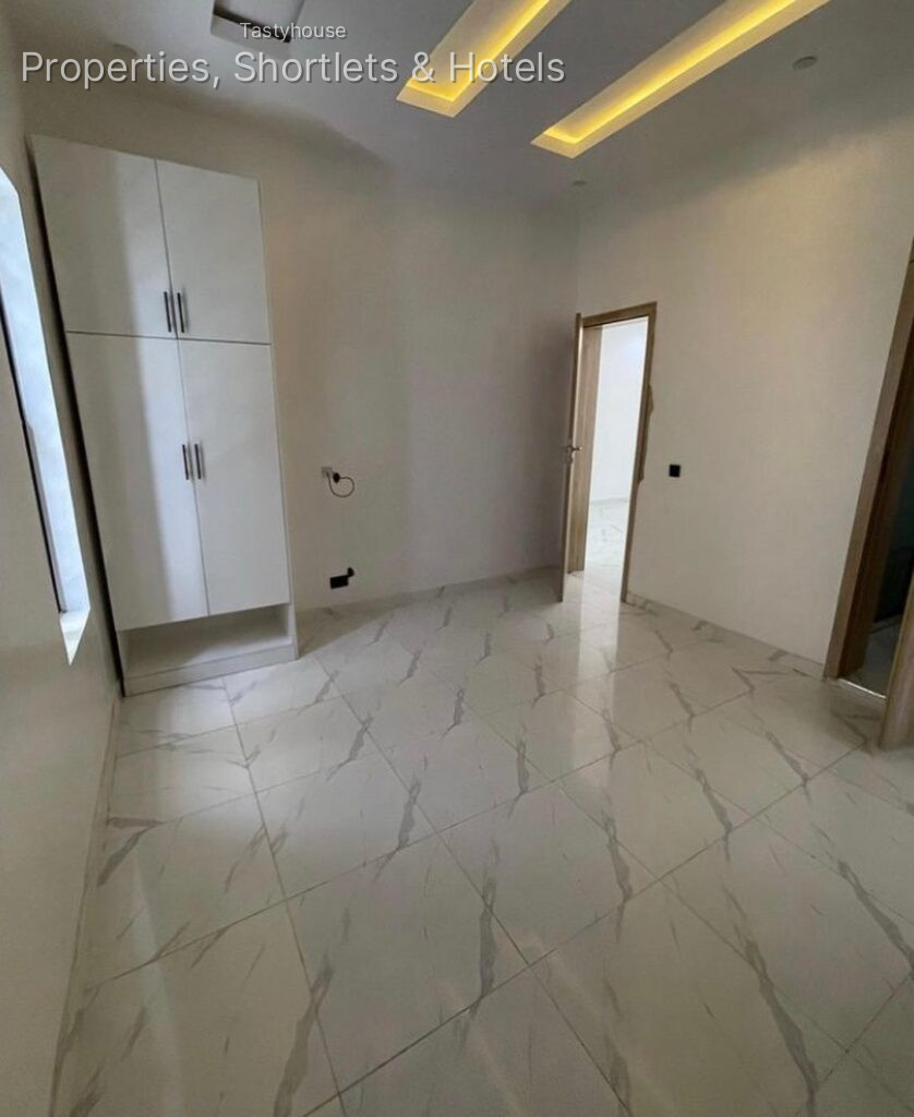 5 bed fully detached duplex with BQ