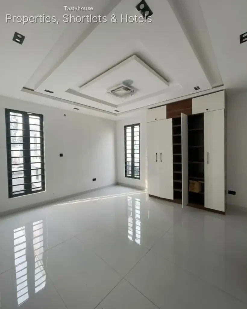 5-BEDROOM FULLY DETACHED DUPLEX