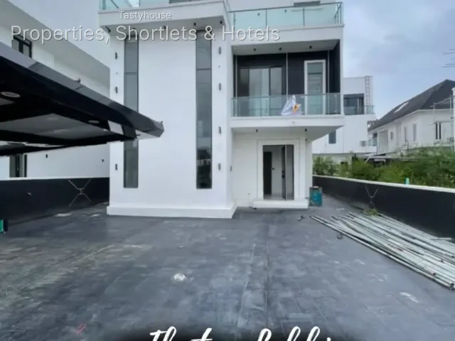 5-BEDROOM FULLY DETACHED DUPLEX