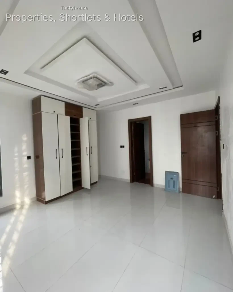 5-BEDROOM FULLY DETACHED DUPLEX