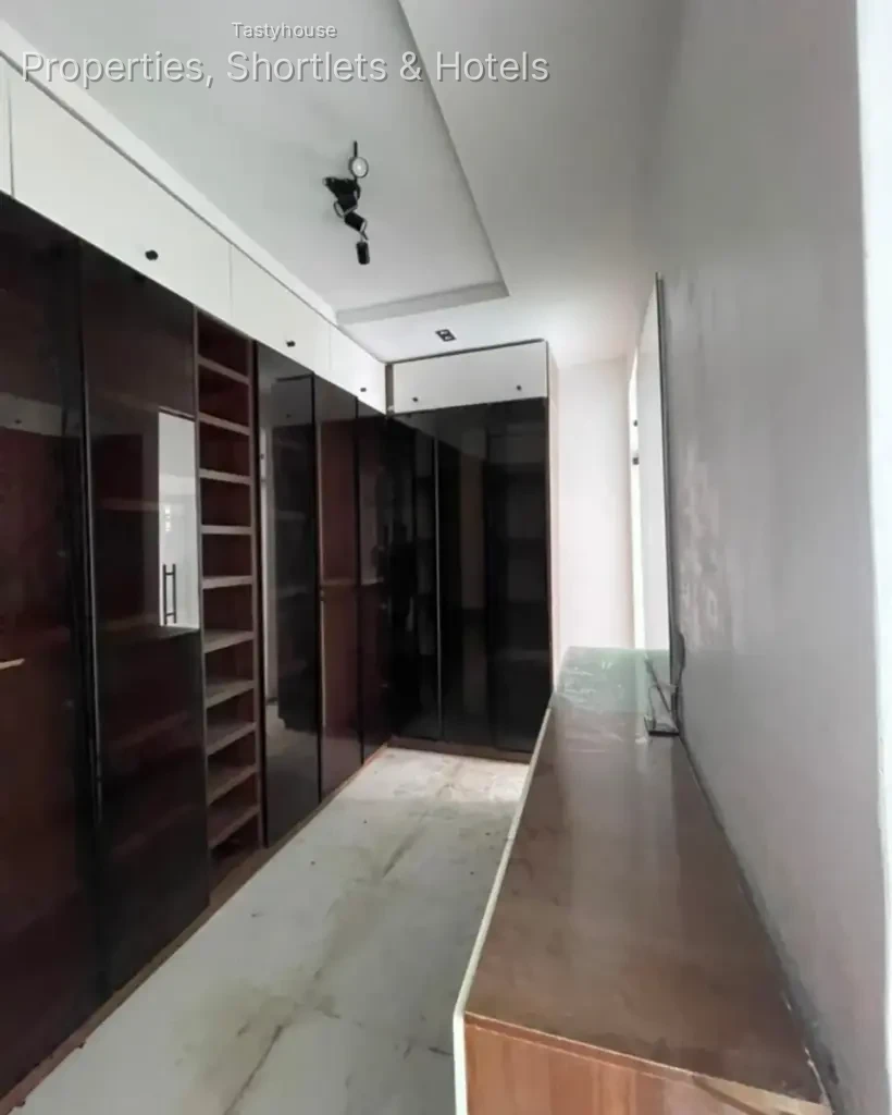 5-BEDROOM FULLY DETACHED DUPLEX