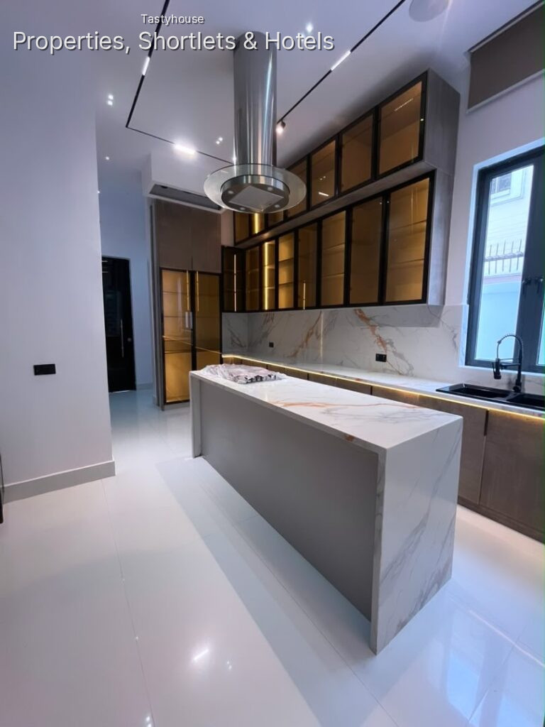 5 Bedrooms Fully Detached Duplex