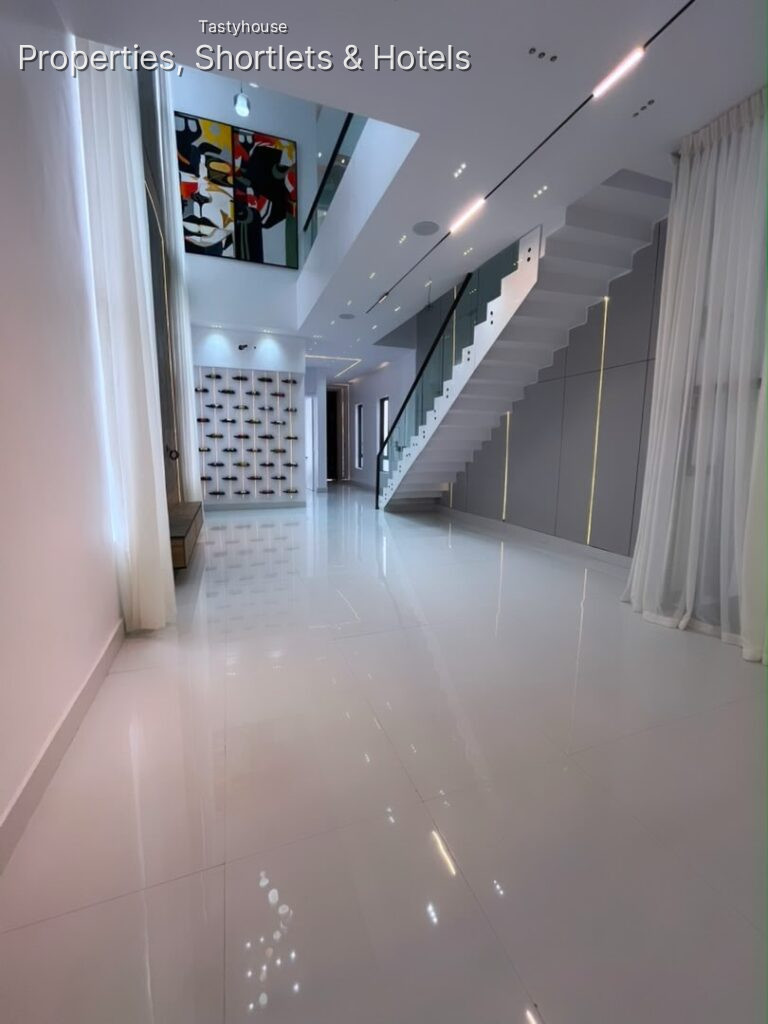 5 Bedrooms Fully Detached Duplex