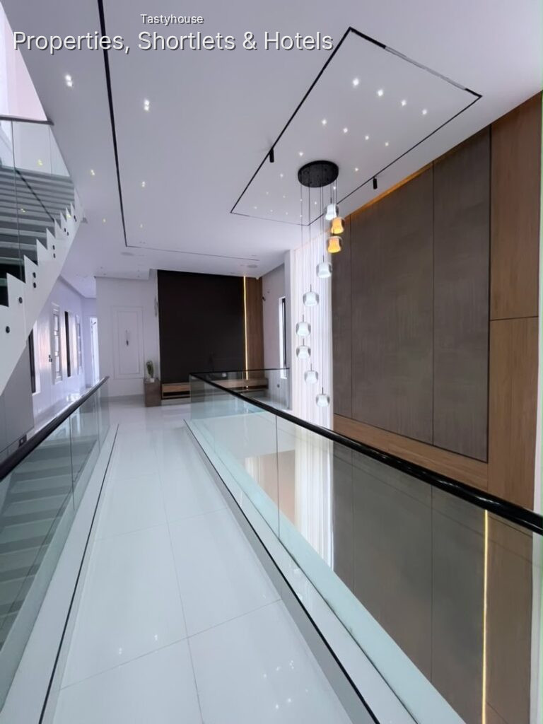5 Bedrooms Fully Detached Duplex
