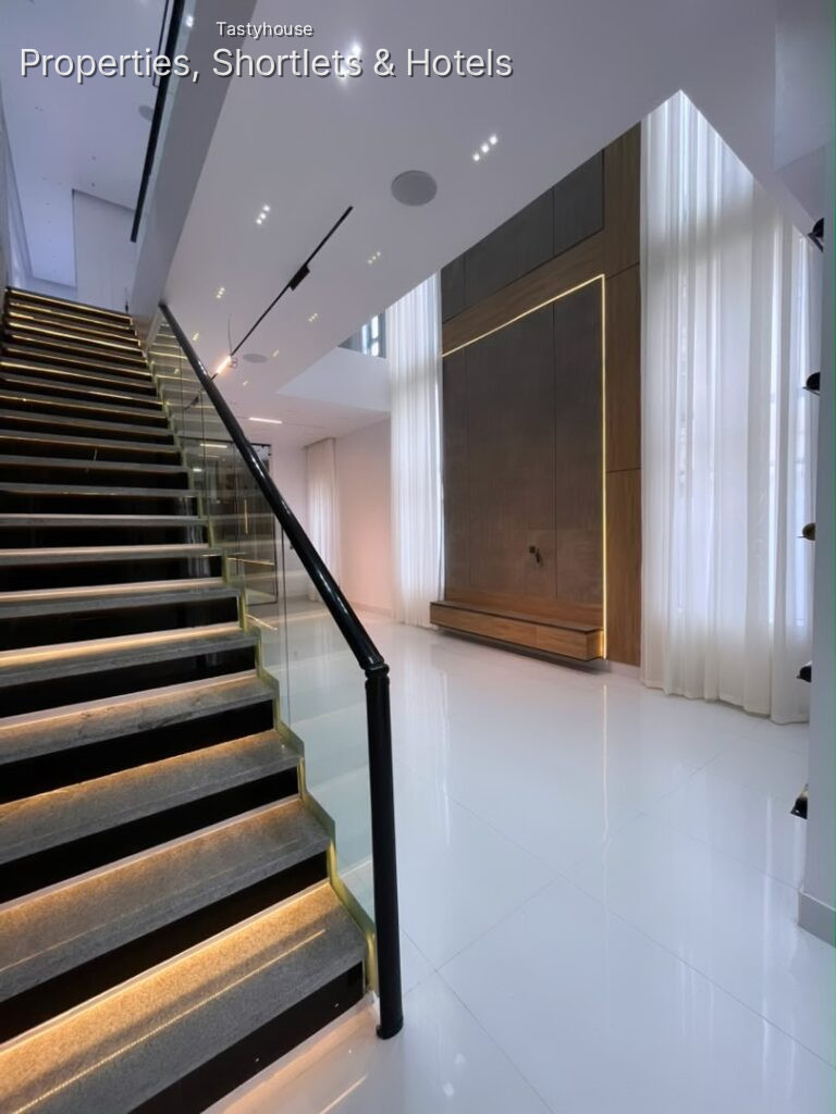 5 Bedrooms Fully Detached Duplex