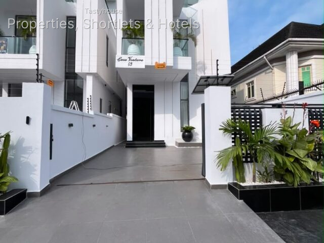 5 Bedrooms Fully Detached Duplex