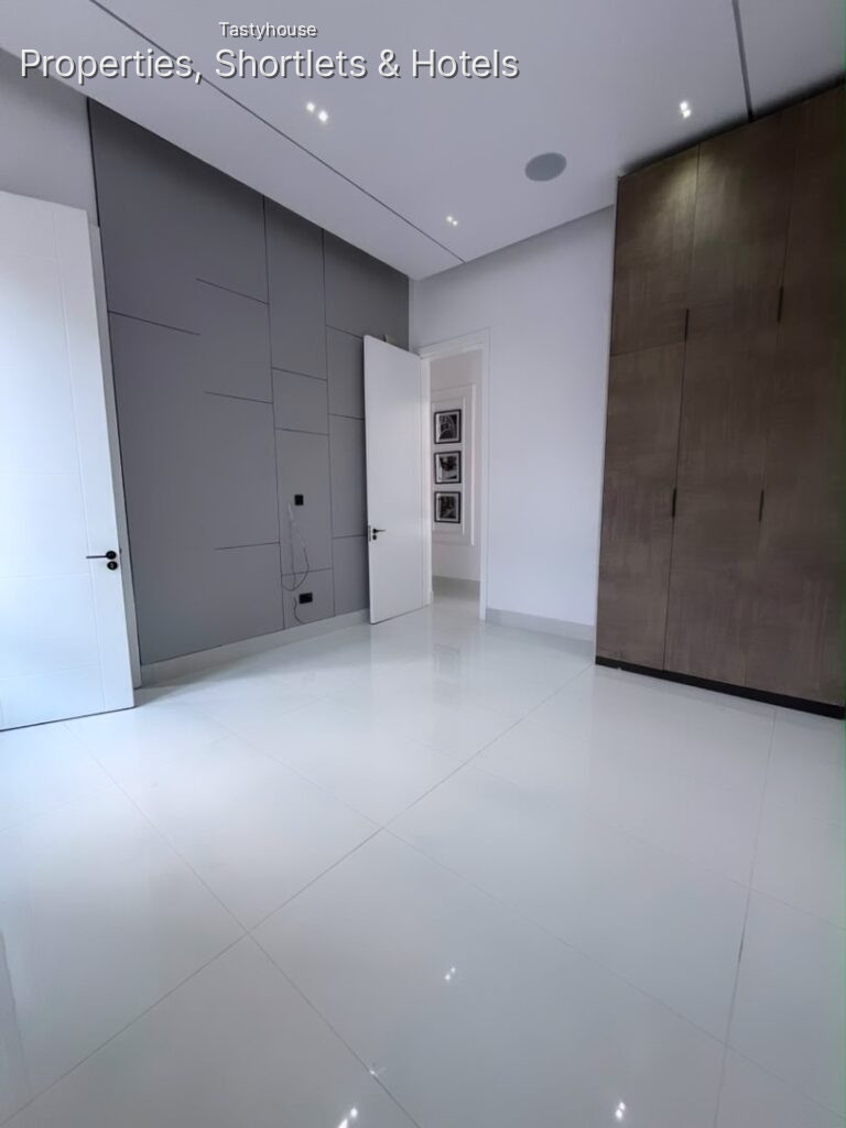 5 Bedrooms Fully Detached Duplex