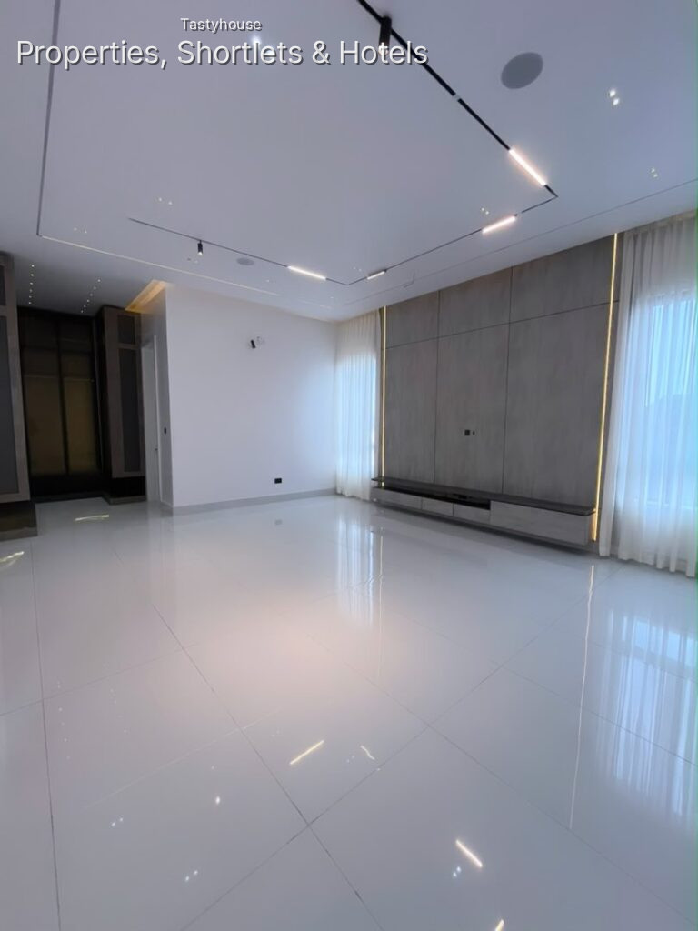 5 Bedrooms Fully Detached Duplex