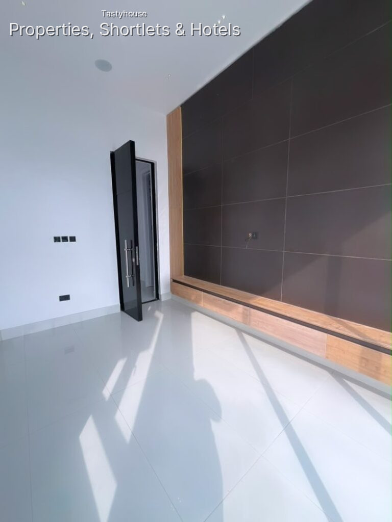 5 Bedrooms Fully Detached Duplex