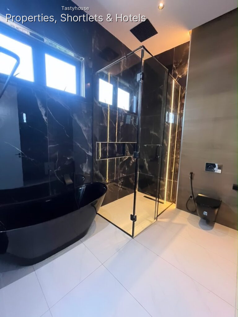 5 Bedrooms Fully Detached Duplex