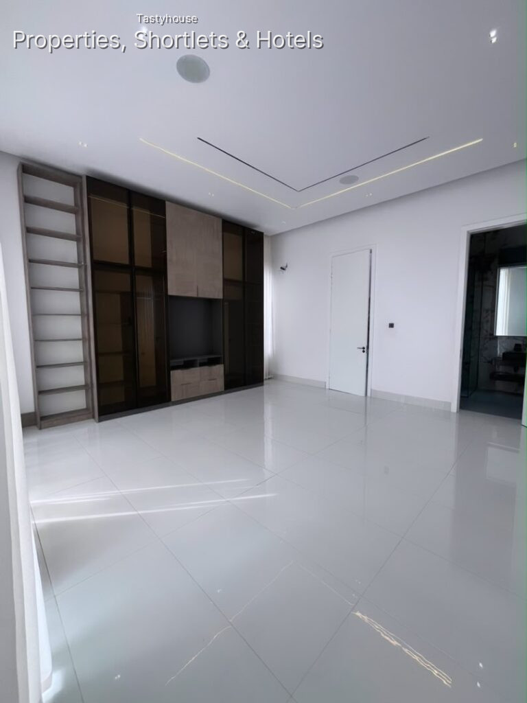 5 Bedrooms Fully Detached Duplex